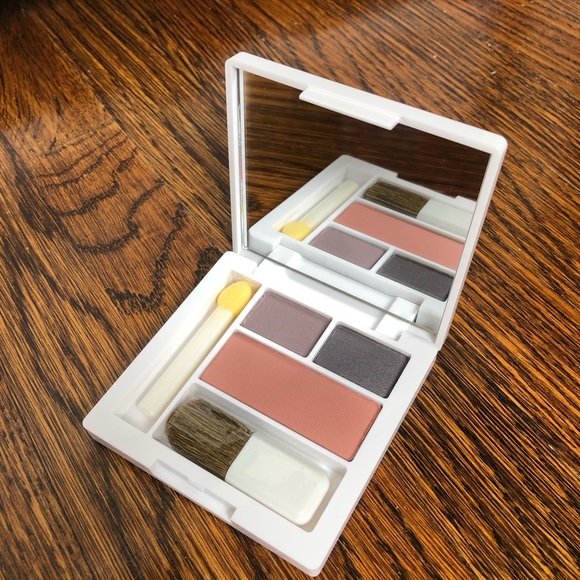 Clinique Eyeshadows and Blush Palette - Picture 3 of 5